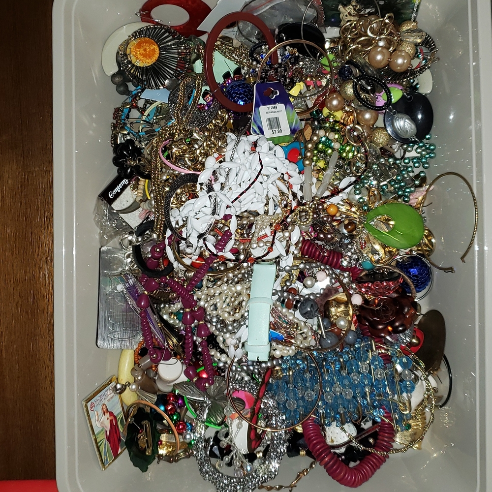 6+ lbs Junk Jewelry/Accessories/Crafting beads